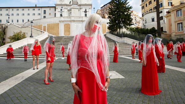 نساء يرتدين ملابس حمراء في سبانش ستيبس أثناء تسجيلهن مقطع فيديو لنشر التوعية بالعنف الاجتماعي القائم على التمييز الجنسي، قبل اليوم العالمي للقضاء على العنف ضد المرأة في 25 نوفمبر في روما، إيطاليا، 26 أكتوبر 2020 - سبوتنيك عربي