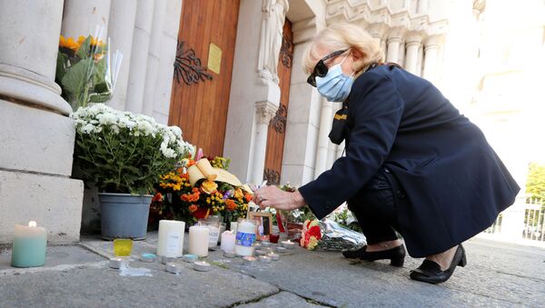 مواطنون يحضرون الشموع و أكاليل الزهور أمام كاتدرائية نوتردام في مدينة نيس، حيث وقعت حادثة طعن يوم 29 أكتوبر، فرنسا 30 أكتوبر 2020 - سبوتنيك عربي