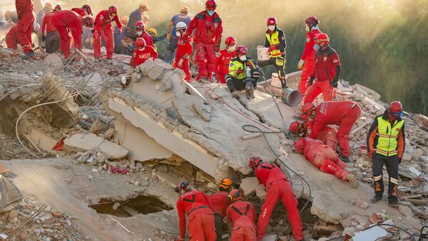 البحث عن ضحايا الزلزال في إزمير، تركيا 1 نوفمبر 2020 - سبوتنيك عربي