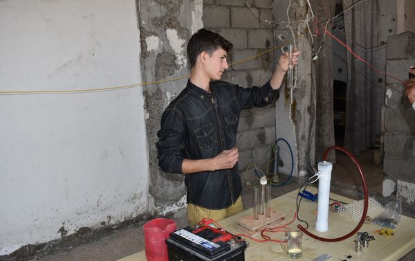 الشاب السوري عبد الرحمن الحيجي  يبتكر جهازا يوفر 50% من استهلاك البنزين والديزل - سبوتنيك عربي