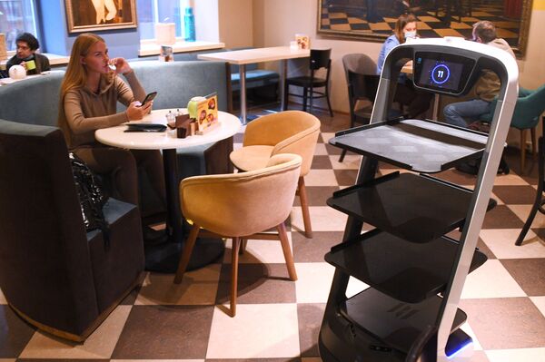 الروبوت النادل في مقهى شوكولادنيتسا في شارع كليمينتوفسكي في موسكو - سبوتنيك عربي