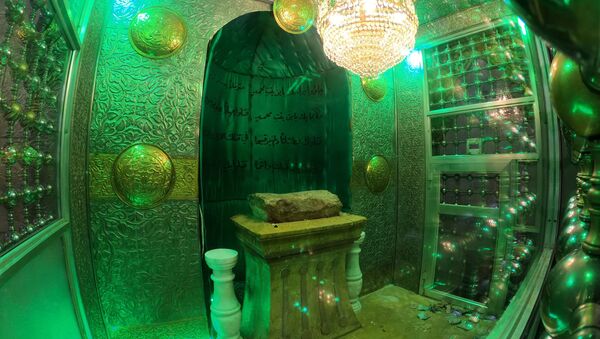 صخرة الحسين المقدسة تعود إلى مسجد النقطة في مدينة حلب، سوريا - سبوتنيك عربي