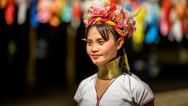 امرأة من قرية بانغ تونغ لوانغ (Baan Tong Luang) في تايلاند، 2 نوفمبر 2020 - سبوتنيك عربي