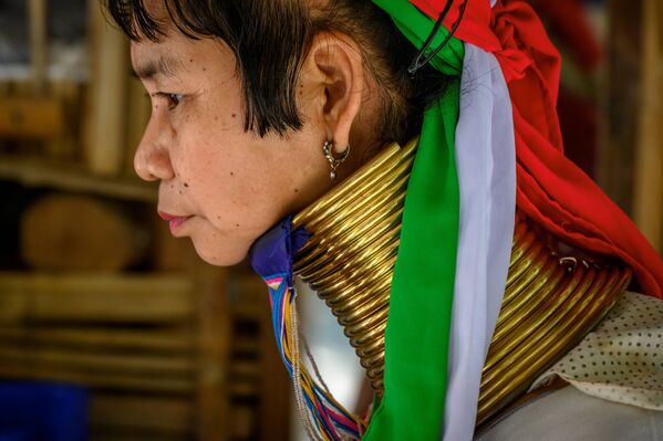 امرأة من قرية بانغ تونغ لوانغ (Baan Tong Luang) في تايلاند، 2 نوفمبر 2020 - سبوتنيك عربي