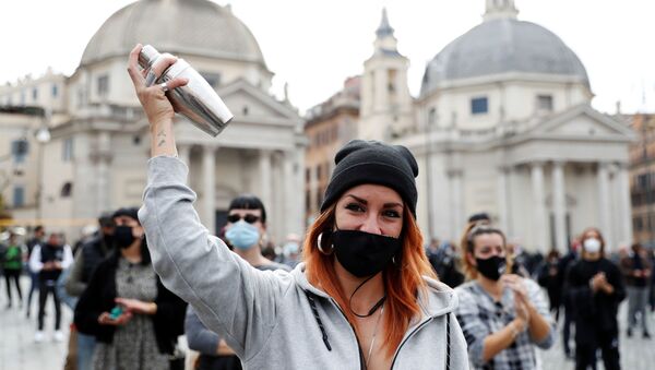 احتجاجات ضد الاجراءات الاحترازية والقيود المشددة بسبب جائحة كورونا في روما، إيطاليا 2 نوفمبر 2020 - سبوتنيك عربي