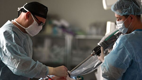 عملية جراحية بمساعدة الروبوت الجراح الآلي دا فينشي في مستشفى رقم 50  في موسكو - سبوتنيك عربي