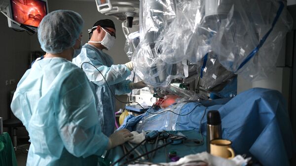 عملية جراحية بمساعدة الروبوت الجراح الآلي دا فينشي في مستشفى رقم 50 في موسكو - سبوتنيك عربي