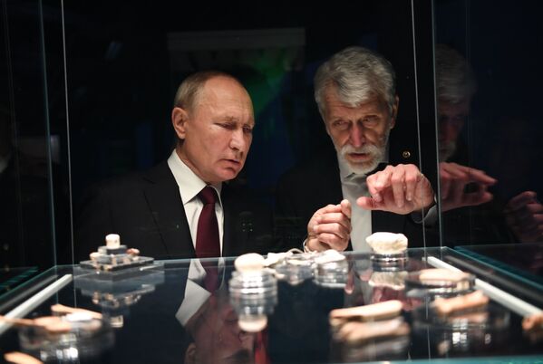 الرئيس الروسي فلاديمير بوتين خلال زيارة إلى المتحف الجديد للآثار الجيولوجية في دير نشودوف، 4 نوفمبر 2020 - سبوتنيك عربي