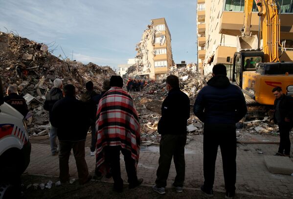 البحث عن ضحايا الزلزال في إزمير، تركيا 3 نوفمبر 2020 - سبوتنيك عربي