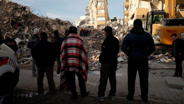 البحث عن ضحايا الزلزال في إزمير، تركيا 3 نوفمبر 2020 - سبوتنيك عربي