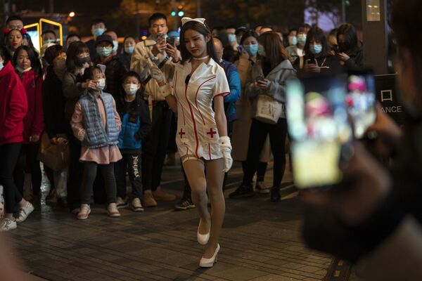 على الرغم من أن الهالوين ليس عيداً تقليديًا في الصين، إلا أن بعض المقيمين في العاصمة الصينية يحتفلون به ويتزينون للاستمتاع بأجوائه قليلاً، 31 أكتوبر 2020 - سبوتنيك عربي