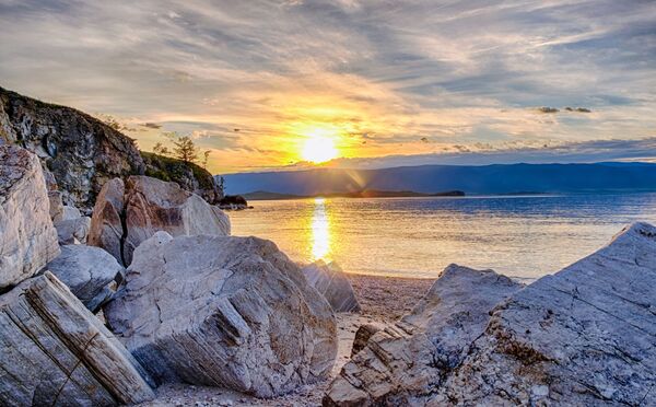 غروب الشمس من جزيرة أولخون على بحيرة بايكال في منطقة إيركوتسك الروسية - سبوتنيك عربي