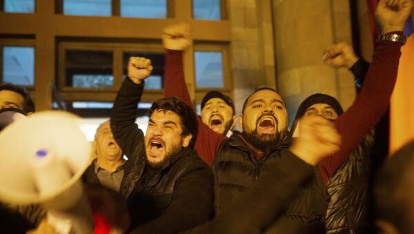 متظاهرون غاضبون يقتحمون مقر الحكومة الأرمينية في يريفان - سبوتنيك عربي