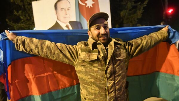متظاهرون في أذربيجان يحتفلون بعد توقيع الرئيس الأذربيجاني، إلهام علييف، اتفاقا مع قادة أرمينيا وروسيا بشأن وقف الأعمال القتالية في ناغورني قره باغ، 10 نوفمبر 2020 - سبوتنيك عربي