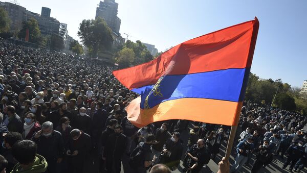 احتجاجات الآلاف في يريفان المطالبين بإقالة رئيس الوزراء نيكول باشينيان بسبب توقيع اتفاق لوقف إطلاق النار ضمن لأذربيجان تحقيق مكاسب ميدانية على الأرض في إقليم ناغورني قره باغ، أرمينيا 11 نوفمبر 2020 - سبوتنيك عربي