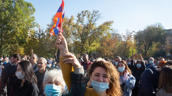 احتجاجات الآلاف في يريفان المطالبين بإقالة رئيس الوزراء نيكول باشينيان بسبب توقيع اتفاق لوقف إطلاق النار ضمن لأذربيجان تحقيق مكاسب ميدانية على الأرض في إقليم ناغورني قره باغ، أرمينيا 11 نوفمبر 2020 - سبوتنيك عربي