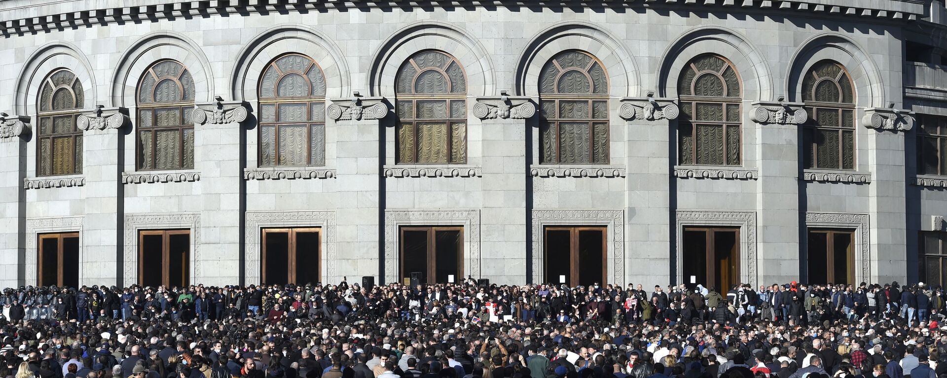 احتجاجات الآلاف في يريفان المطالبين بإقالة رئيس الوزراء نيكول باشينيان بسبب توقيع اتفاق لوقف إطلاق النار ضمن لأذربيجان تحقيق مكاسب ميدانية على الأرض في إقليم ناغورني قره باغ، أرمينيا 11 نوفمبر 2020 - سبوتنيك عربي, 1920, 22.06.2022