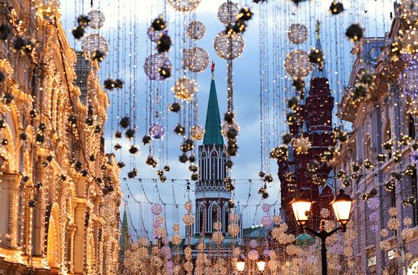 زينة أعياد الميلاد و رأس السنة في شارع نيكولسكايا في موسكو، 11 نوفمبر 2020 - سبوتنيك عربي