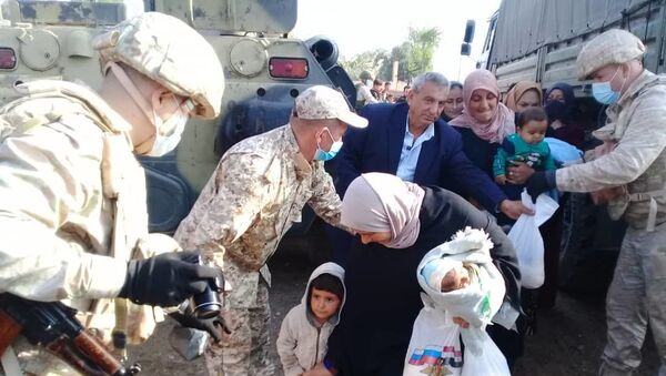 مساعدات روسية لأهالي بلدات سورية شرقي نهر الفرات - سبوتنيك عربي