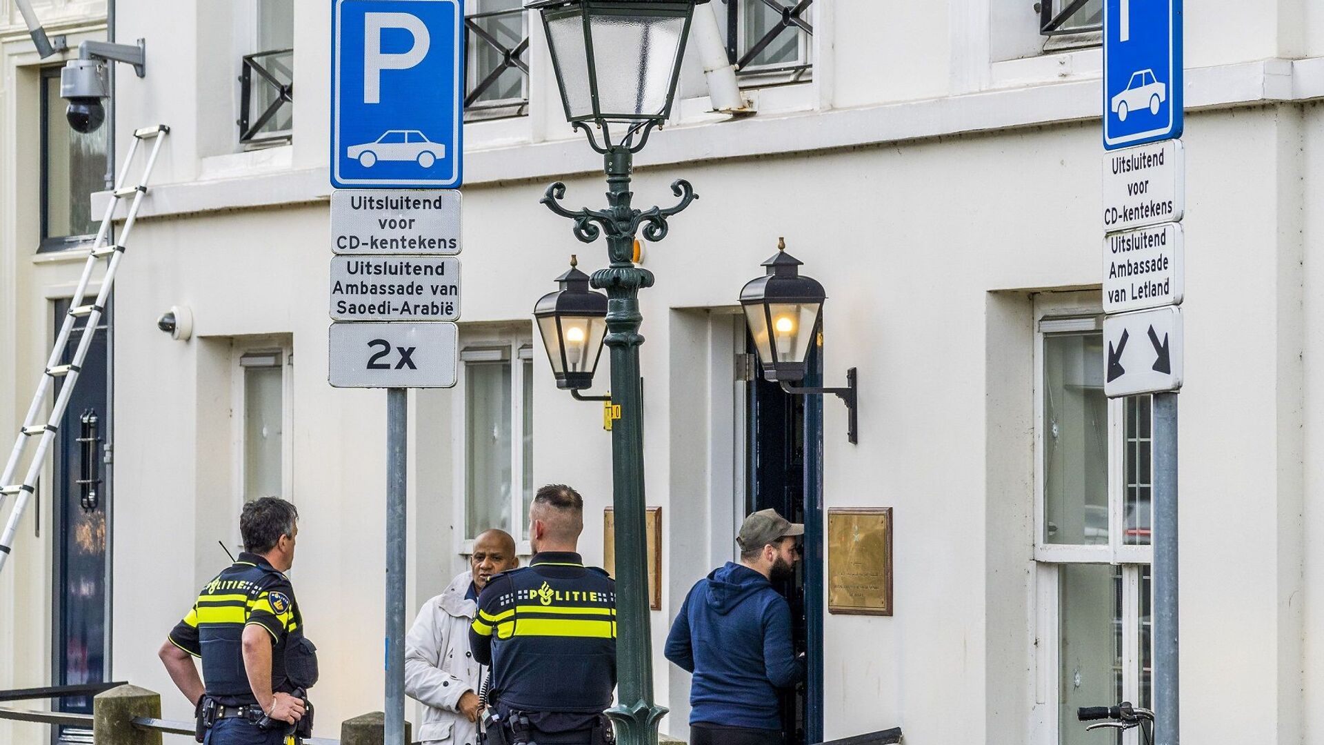 الشرطة تحقق خارج السفارة السعودية في لاهاي بعد حادث إطلاق النار، هولندا، 12 نوفمبر/ تشرين الثاني 2020 - سبوتنيك عربي, 1920, 13.10.2021
