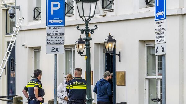 الشرطة تحقق خارج السفارة السعودية في لاهاي بعد حادث إطلاق النار، هولندا، 12 نوفمبر/ تشرين الثاني 2020 - سبوتنيك عربي