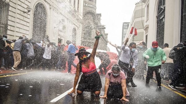 أنصار الرئيس البيروفي المخلوع مارتن فيزكارا، الذي تمت إقالته في تصويت مساء الإثنين  الماضي، يحتجون ضد الحكومة الجديدة في ليما، بيرو 10 نوفمبر 2020 - سبوتنيك عربي