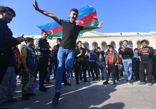 متظاهرون في أذربيجان يحتفلون بعد توقيع الرئيس الأذربيجاني، إلهام علييف، اتفاقا مع قادة أرمينيا وروسيا بشأن وقف الأعمال القتالية في ناغورني قره باغ، 10 نوفمبر 2020 - سبوتنيك عربي