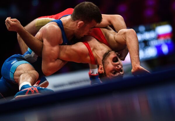 أنزور كاراغولوف (روسيا) وغيورغي تيبيلوف (روسيا) خلال مباراة المصارعة اليونانية الرومانية للرجال في فئة وزن أقل من 60 كجم في بطولة الدولية للمصارعة الجائزة الكبرى موسكو  لعام 2020. - سبوتنيك عربي