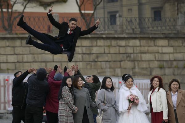 يحتفل المتزوجون حديثًا بزفافهم محاطين بأصدقائهم في الساحة الحمراء في موسكو، وسط استمرار انتشار وباء فيروس كورونا، 11 نوفمبر 2020،. - سبوتنيك عربي