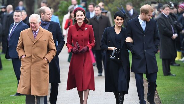 ولي عهد بريطانيا الأمير تشارلز يسير أمام نجليه الأمير هاري والأمير وليام وزوجتيهما ميغان ماركل وكيت ميدلتون، 25 ديسمبر/ كانون الأول 2018 - سبوتنيك عربي