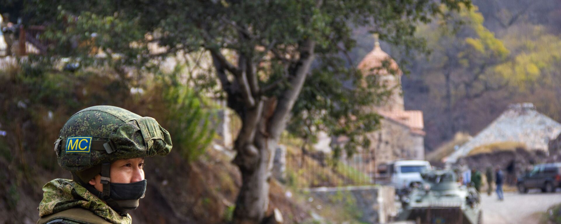 قوات حفظ السلام الروسية أمام دير داديفانك، قره باغ، بعد وقف إطلاق النار بين أرمينيا و أذربيجان 16 نوفمبر 2020 - سبوتنيك عربي, 1920, 18.02.2023