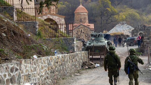 قوات حفظ السلام الروسية أمام دير داديفانك، قره باغ، بعد وقف إطلاق النار بين أرمينيا و أذربيجان 16 نوفمبر 2020 - سبوتنيك عربي