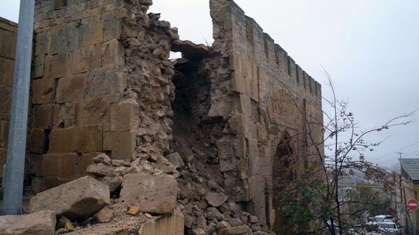 الأمطار الغزيرة تدمر جزءًا من جدار قلعة نارين كالا في ديربينت (دربند) في جمهورية داغستان الروسية - سبوتنيك عربي