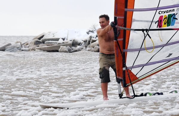  الرياضي الروسي ألكسندر أورلوف يختتم موسم التزلج على القارب الشراعي في بحيرة أوب (خزان نوفوسيبيرسك المائي)، نوفوسيبيرسك الروسية، 14 نوفمبر 2020 - سبوتنيك عربي