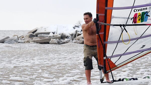  الرياضي الروسي ألكسندر أورلوف يختتم موسم التزلج على القارب الشراعي في بحيرة أوب (خزان نوفوسيبيرسك المائي)، نوفوسيبيرسك الروسية، 14 نوفمبر 2020 - سبوتنيك عربي