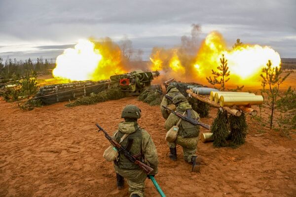 تدريبات قوات الصواريخ والمدفعية الروسية في يوم تأسيس قوات الصواريخ والمدفعية - سبوتنيك عربي