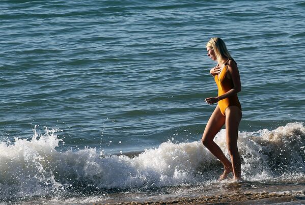 فتاة على شاطئ المحيط الأطلسي في سان جان دي لوز، فرنسا 18 نوفمر 2020 - سبوتنيك عربي