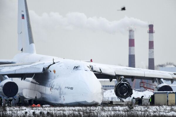 انزلقت طائرة الشحن أن-124 عن المدرج بعد هبوط اضطراري (بسبب عطل في المحرك) في مطار تولماتشيفو الدولي في نوفوسيبيرسك الروسية، 19 نوفمبر 2020 - سبوتنيك عربي
