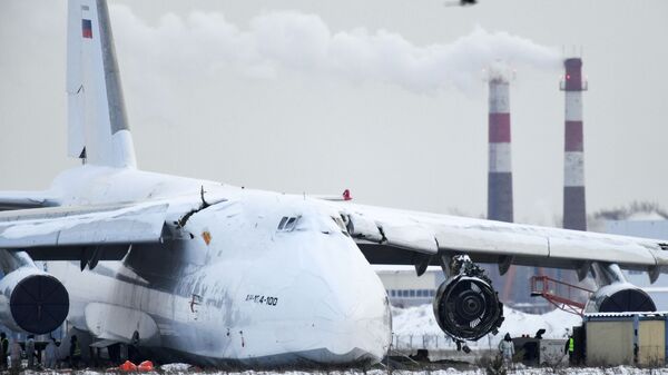 انزلقت طائرة الشحن أن-124 عن المدرج بعد هبوط اضطراري (بسبب عطل في المحرك) في مطار تولماتشيفو الدولي في نوفوسيبيرسك الروسية، 19 نوفمبر 2020 - سبوتنيك عربي
