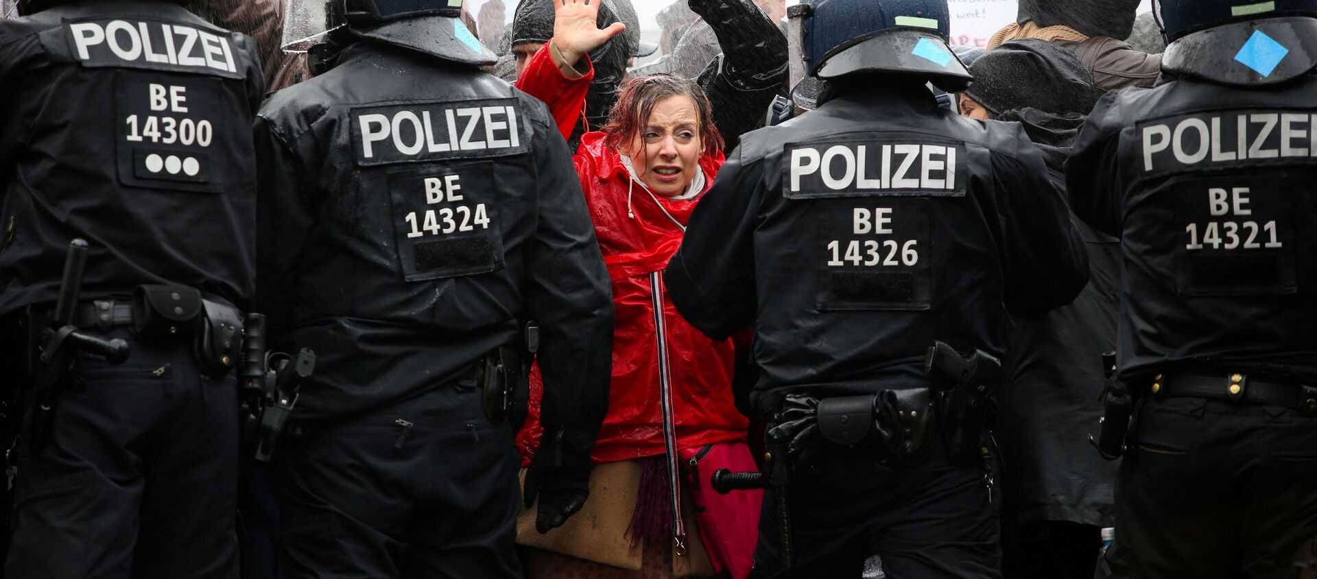 متظاهرون يرفعون أيديهم أمام ضباط الشرطة خلال احتجاجات ضد قيود الحكومة الألمانية التي فرضتها لاحتواء وباءكورونا (كوفيد-19) ، بالقرب من بوابة براندنبورغ في برلين، 18 نوفمبر 2020. - سبوتنيك عربي, 1920, 21.03.2021