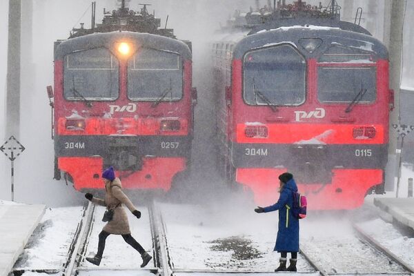 القطارات الكهربائية في محطة بحر أوب تتوقف في نوفوسيبيرسك، مع أول سقوط للثلح في روسيا 18 نوفمبر 2020 - سبوتنيك عربي