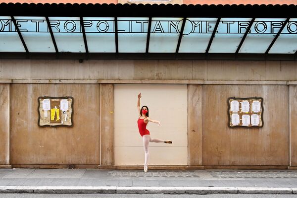 راقصة ترتدي كمامة أثناء تقديم عرض في شارع المشاة الرئيسي فيا ديل كورسو في روما، إيطاليا 14 نوفمبر 2020 - سبوتنيك عربي