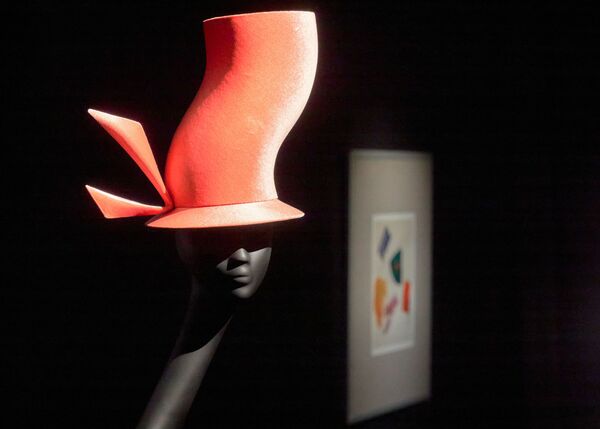 قبعات من تصميم الأيرلندي فيليب تريسي خلال عرض أقيم لوسائل الإعلام في معرض  في متحف إرارتا للفن المعاصر في مدينة سان بطرسبورغ، روسيا 21 نوفمبر 2020 - سبوتنيك عربي