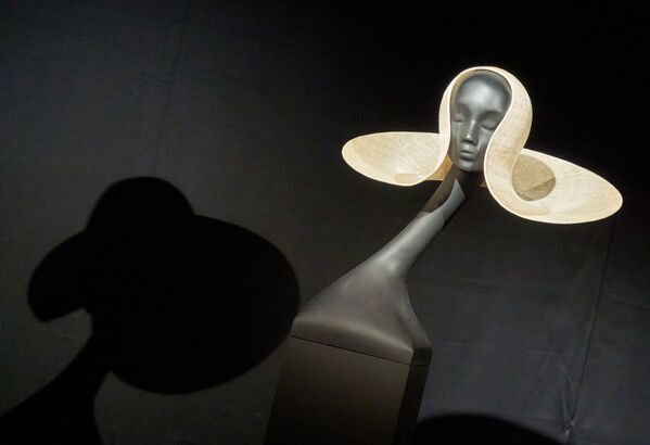 قبعات من تصميم الأيرلندي فيليب تريسي خلال عرض أقيم لوسائل الإعلام في معرض  في متحف إرارتا للفن المعاصر في مدينة سان بطرسبورغ، روسيا 21 نوفمبر 2020 - سبوتنيك عربي