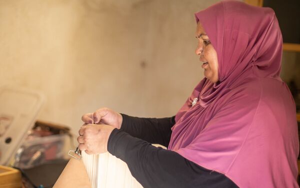 عاملة في ورشة صناعة الجلد التابعة لمشكاة في قايتباي - سبوتنيك عربي