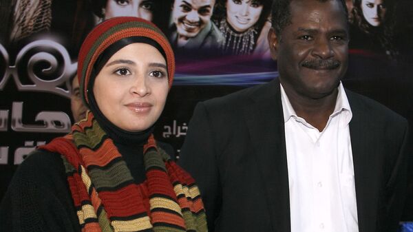 الفنانة المصرية، حنان ترك، مع المخرج، سعيد حامد، في اليوم الأول من تصوير مسلسل هانم بنت باشا، 2009 - سبوتنيك عربي
