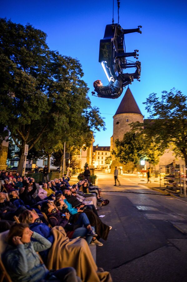 عازف البيانو والملحن السويسري آلان روش يؤدي أغنية Chantier على ببيانو كبير معلق في الهواء تحت رافعة متحركة  في ساعات فجر يوم 16 أغسطس 2019، خلال مهرجان Jeux du Castrum العشرين ، وهو مهرجان متعدد التخصصات يستمر ليومين في يافردون ليه باين في سويسرا. - سبوتنيك عربي