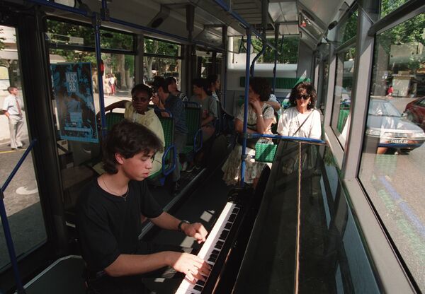 يانيس بوفيت، من معهد باريس للموسيقى، يشارك في مهرجان الموسيقى بنسخته الثانية عشر، من خلال العزف على البيانو في 21 يونيو 1993 في حافلة من آكس أون بروفانس. 20 حافلة من منطقة إيكس الحضرية تجوب المدينة، مما يتيح للمستخدمين فرصة الاستماع إلى الموسيقى أثناء رحلتهم. - سبوتنيك عربي