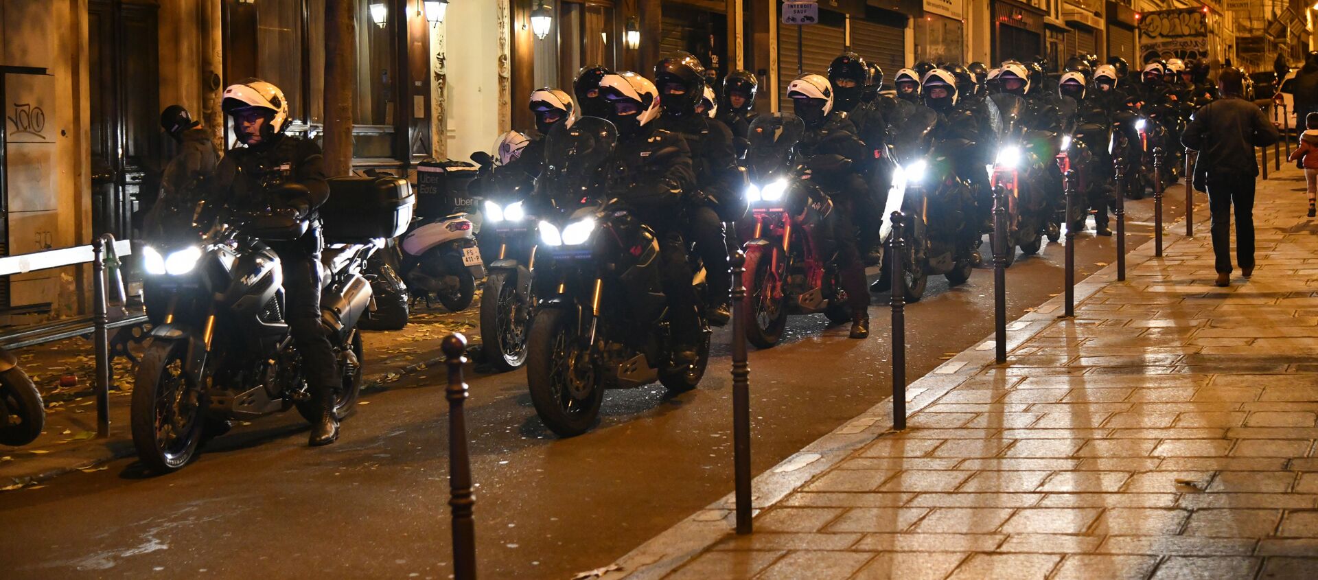 احتجاجات ضد عملية طرد المهاجرين غير الشرعيين من ساحة الجمهورية في باريس، فرنسا  24 نوفمبر 2020 - سبوتنيك عربي, 1920, 16.02.2021