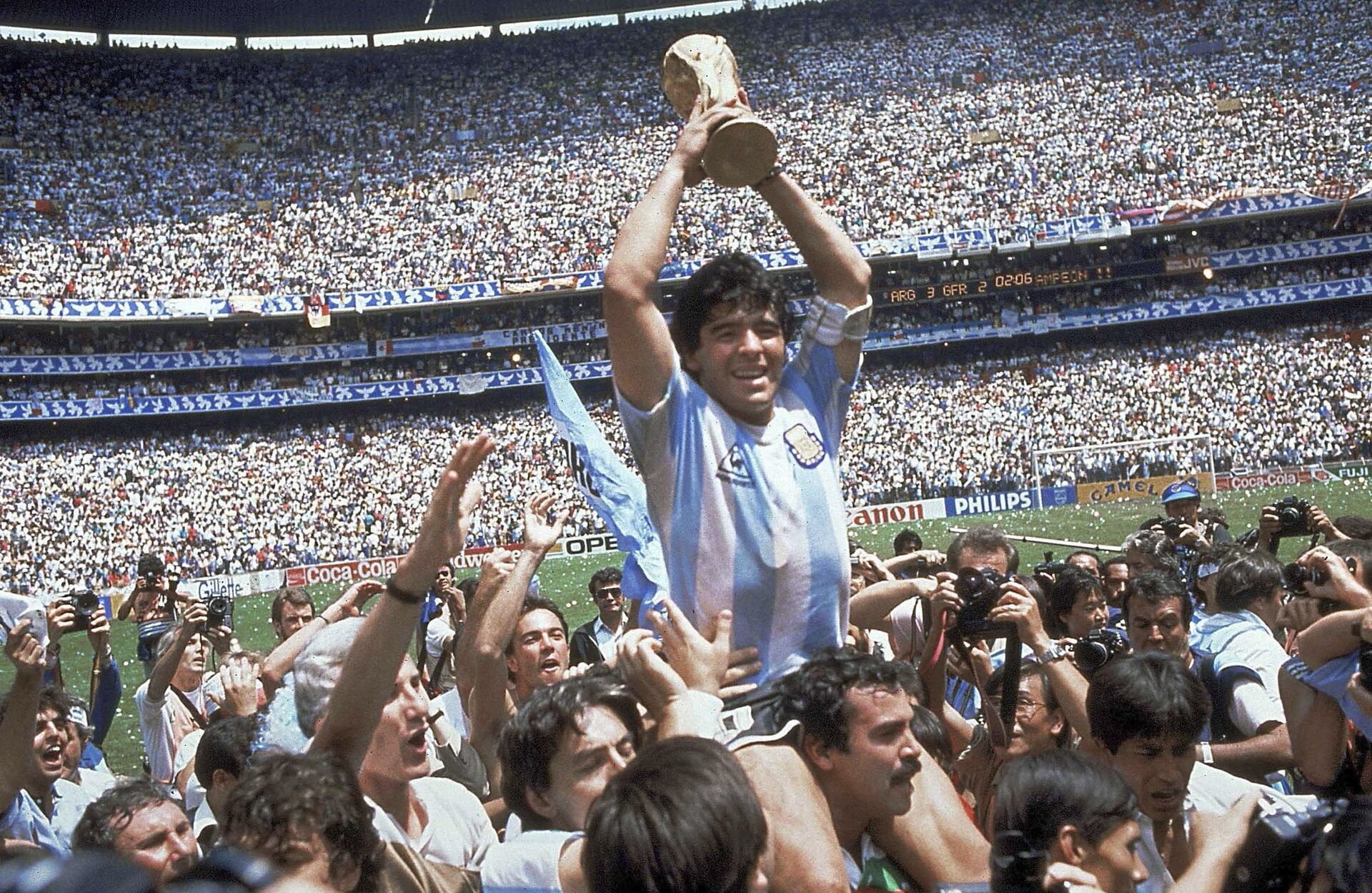 لاعب كرة القدم الأرجنتيني دييغو مارادونا، يحتفل بفوز منتخبه بكأس العالم في  1986 - سبوتنيك عربي, 1920, 12.02.2024